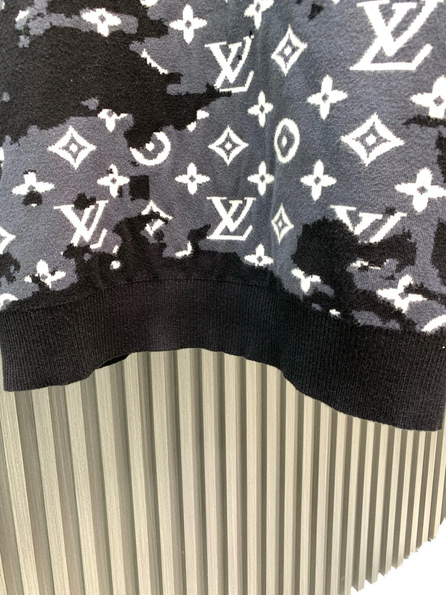 🅿️350 🀄️ Louis Vuitton Louis Vuitton 25*Lv rendering gradient same style distressed antique pullover sweater for men and women. Match-dyed wool blended cotton yarn. High weight and high density. Ultra-high quality. The wool is soft, delicate and skin-friendly. Soft and silky to the touch. Match-dyed high weight cotton yarn. Ensures no color difference. Uses four-hollow knitting method. Tight and textured. Durable, non-deformable and not easy to pilling. It has a soft and warm comfort that doesn’t stick to the body when worn alone. Classic knitted clothing is reinterpreted with exquisite details and iconic brand symbols to reinterpret the charming charm. This cardigan is made of knitted cotton and wool blended fabrics with comprehensive heavy-duty jacquard craftsmanship. All products are produced on imported looms. The details are clearly visible. A full set of customized trademarks, hang tags, and wash marks. The highest version on the market.